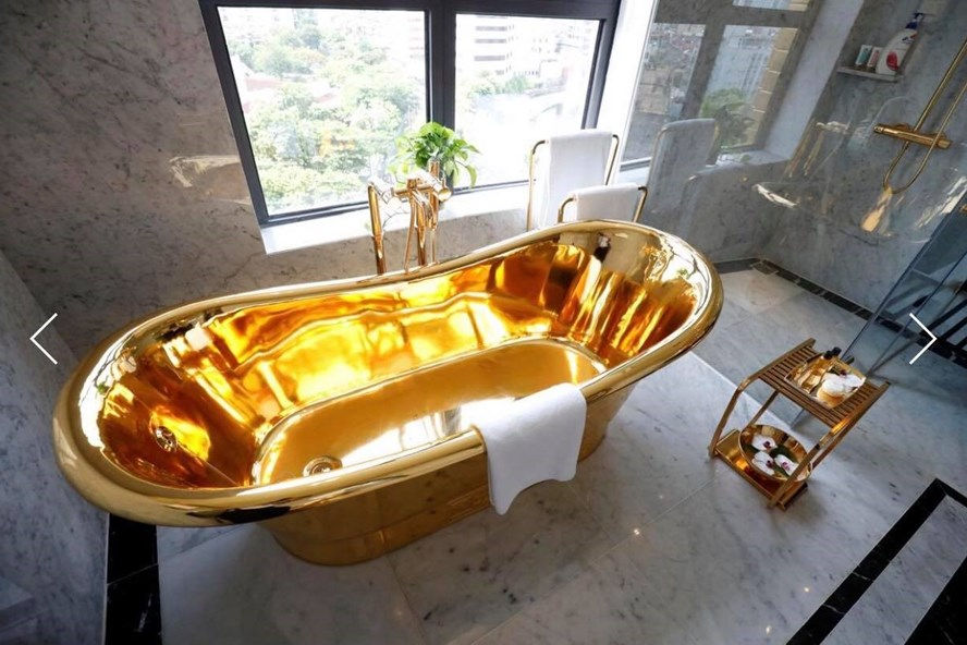 Một bồn tắm vàng trong khách sạn sang trọng mới khánh thành. Ảnh: Reuters.