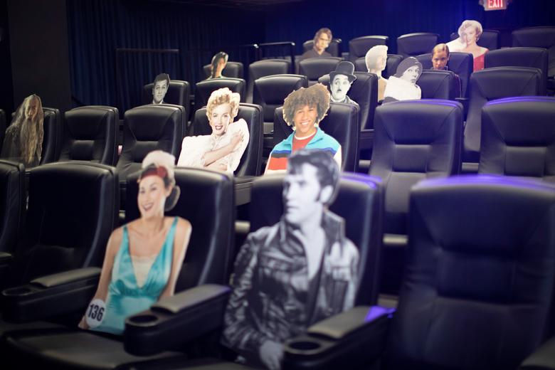    Chỗ ngồi được đặt cách nhau bởi các mảnh cắt của các nhân vật trong phim nhằm mục đích xa cách xã hội trước khi mở lại nhà hát Arena Cinelounge ở Los Angeles, California, ngày 17/6. Ảnh: Reuters  