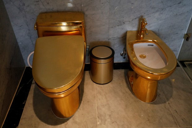 Nhà vệ sinh, bồn tắm... năm sao của khách sạn cũng được mạ vàng. Ảnh: Reuters.