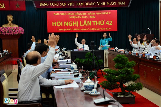 Các đại biểu biểu quyết thông qua tờ trình tại Hội nghị Ban chấp hành Đảng bộ TP.HCM. Ảnh: Zing