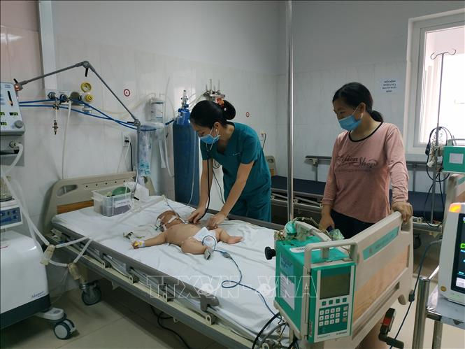 Bệnh nhân bị Viêm não Nhật Bản được điều trị tại Bệnh viện Đa khoa vùng Tây Nguyên. Ảnh: TTXVN