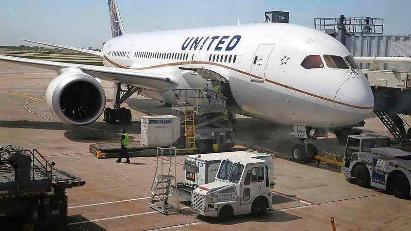 United Airlines tính cắt giảm nhân sự khi nhu cầu đi lại của du khách hạn chế.