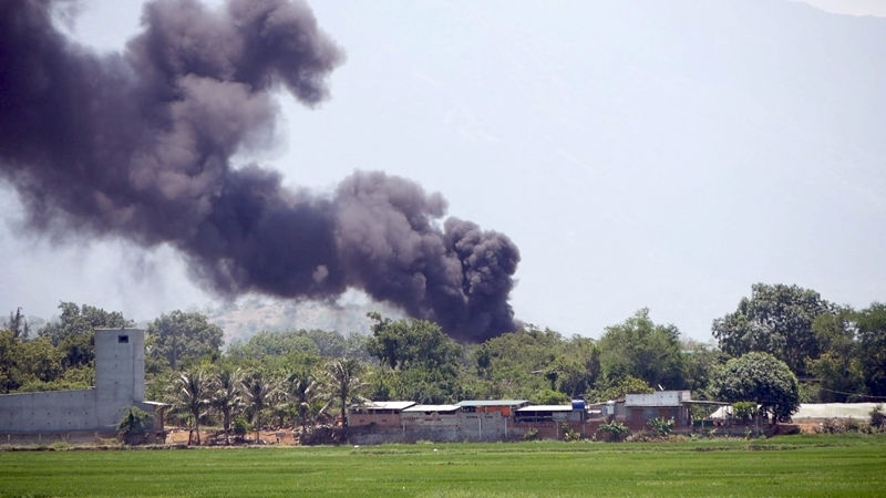 Khói bốc lên cao vút từ vụ cháy sân bay quân sự Thành Sơn (Ninh Thuận). Ảnh: Vietnamnet