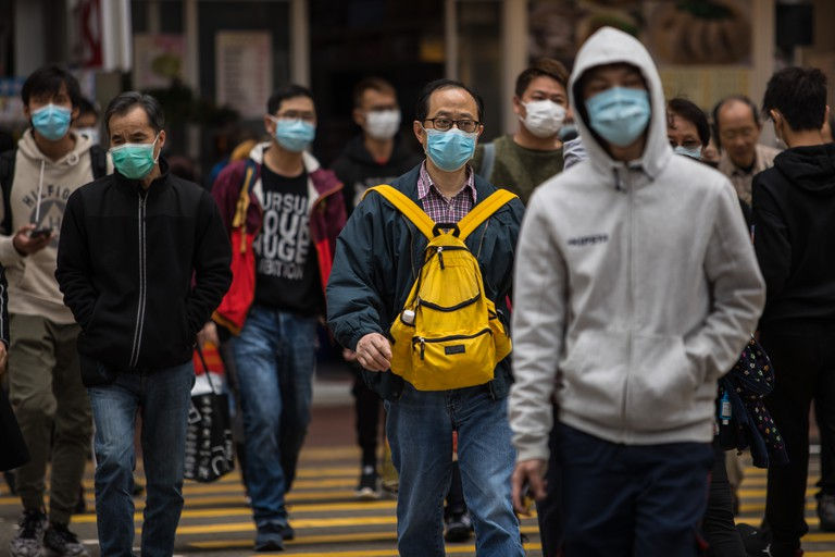 Người dân đeo khẩu trang phòng dịch COVID-19 tại Hong Kong, Trung Quốc. 