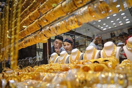   Vàng được bày bán tại một cửa hàng vàng ở Dubai, UAE.   