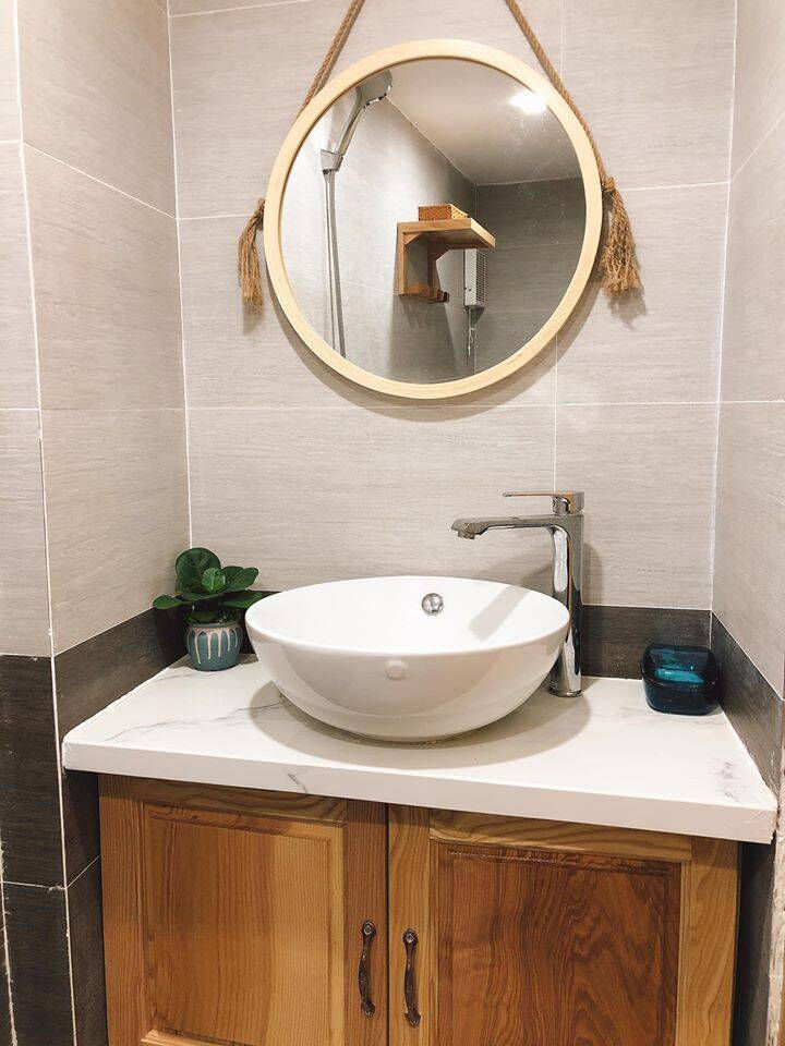 Phòng vệ sinh - tắm và bồn rửa tay được ngăn cách với nhau để tăng tính riêng tư cho các thành viên khi sử dụng.