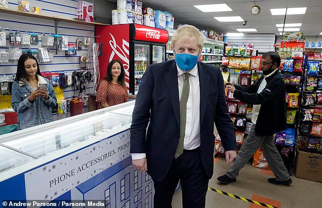   Những người mua sắm tại các cửa hàng không tuân thủ sẽ bị phạt phạt tối đa 100 bảng Anh (khoảng 123 USD) nhằm ngăn chặn làn sóng thứ 2 COVID-19 tại Anh. Ảnh: Thủ tướng Boris Johnson đeo khẩu trang trong khi vận động tại khu vực bầu cử Uxbridge của mình.   