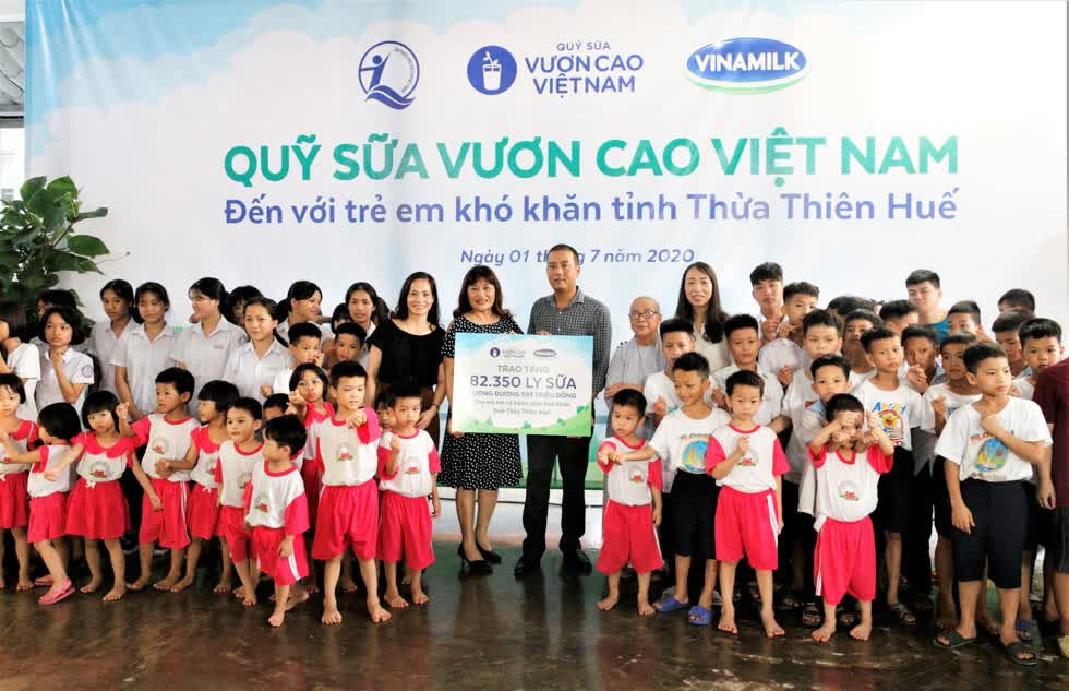 Bà Trần Thị Thái Hòa, Giám đốc Quỹ Bảo trợ trẻ em Thừa Thiên Huế đại diện nhận bảng trao tặng sữa của Quỹ sữa Vươn cao Việt Nam và Vinamilk.