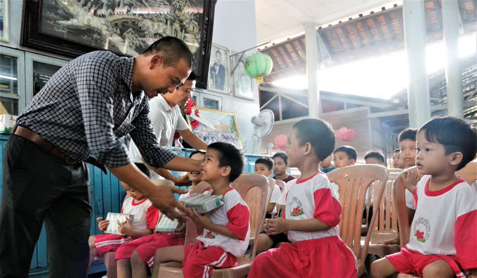    Niềm vui nhận sữa từ chương trình Quỹ sữa Vươn cao Việt Nam của trẻ em Thừa Thiên Huế.  