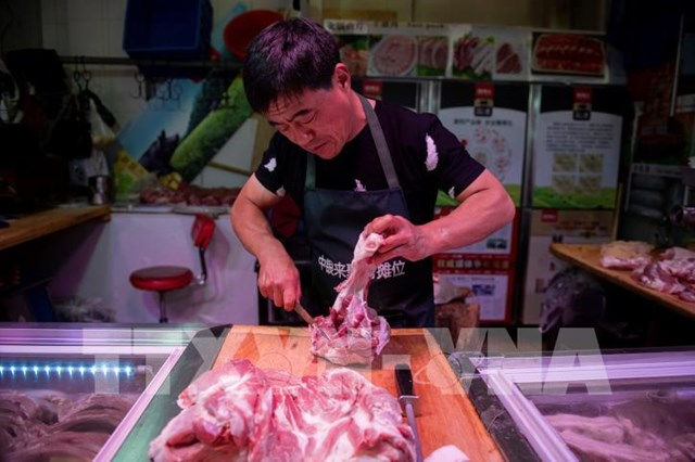 Một quầy bán thịt lợn tại chợ ở Bắc Kinh, Trung Quốc. Ảnh: AFP.