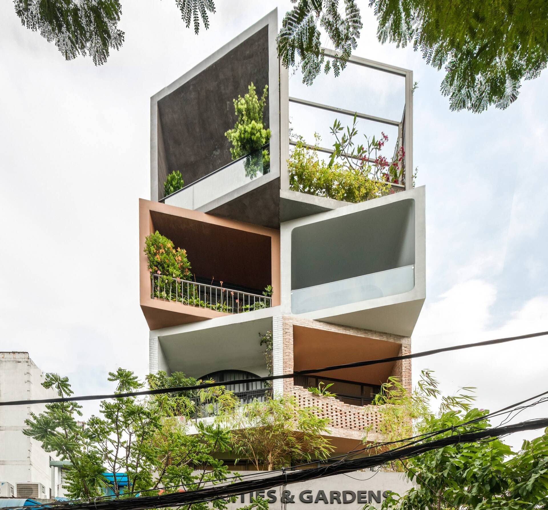  Kiến trúc khối xếp chồng ấn tượng ngoài mặt tiền của Cities & Gardens