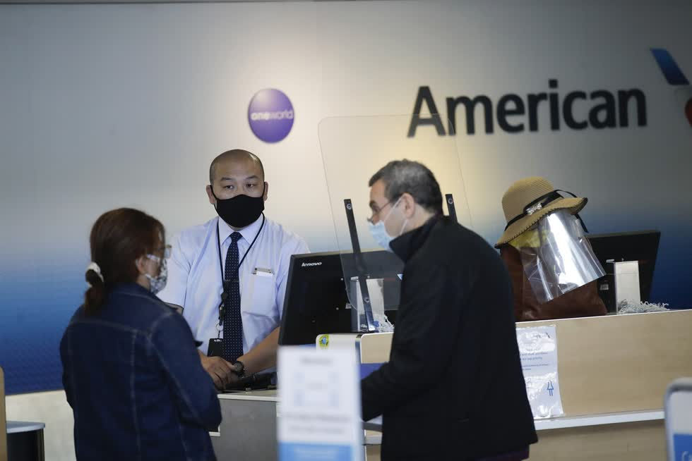   Du khách làm thủ tục tại nhà ga American Airlines tại Sân bay Quốc tế Los Angeles, vào ngày 28/5. Ảnh: AP.  