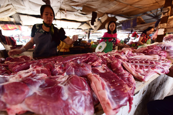 Người dân Hà Nội vẫn chưa từ bỏ được thói quen sử dụng thịt nóng. Đây là một trong những nguyên nhân quan trọng, khiến tỷ lệ các mẫu thịt heo, thịt gà bị ô nhiễm vi sinh vật cao. 