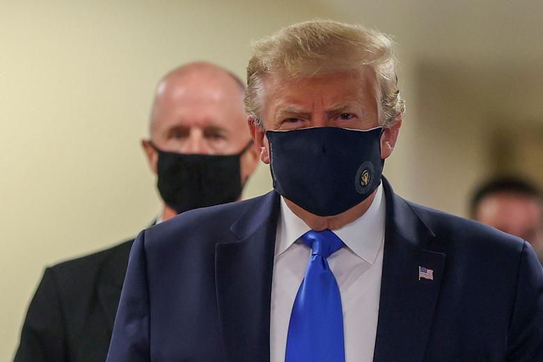     Tổng thống Donald Trump đeo khẩu trang khi đến thăm Trung tâm y tế quân sự quốc gia Walter Reed ở Bethesda, Maryland, ngày 11/7. ẢNh: Reuters. 