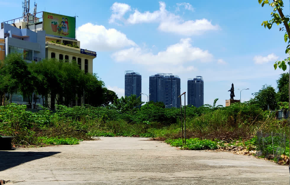 Hiện tại, khu đất 6.080 m2 ngay trung tâm Sài Gòn đang bỏ hoang. (Ảnh: Trường Nguyên)