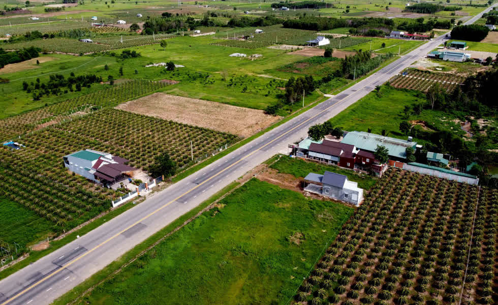 Một số đoạn vá kéo dài hàng trăm mét. 