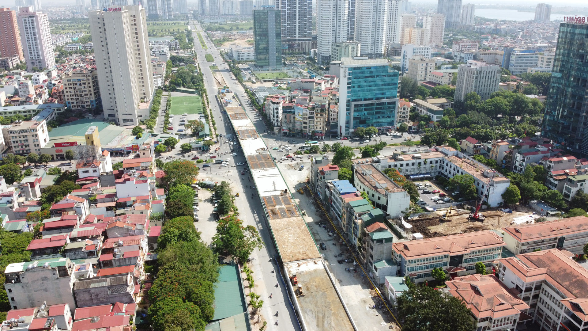 Đặc biệt khu vực nút giao Hoàng Quốc Việt - Nguyễn Văn Huyên đang thi công cầu vượt có nhiều dự án chung cư trong khoảng bán kính 1 km. 