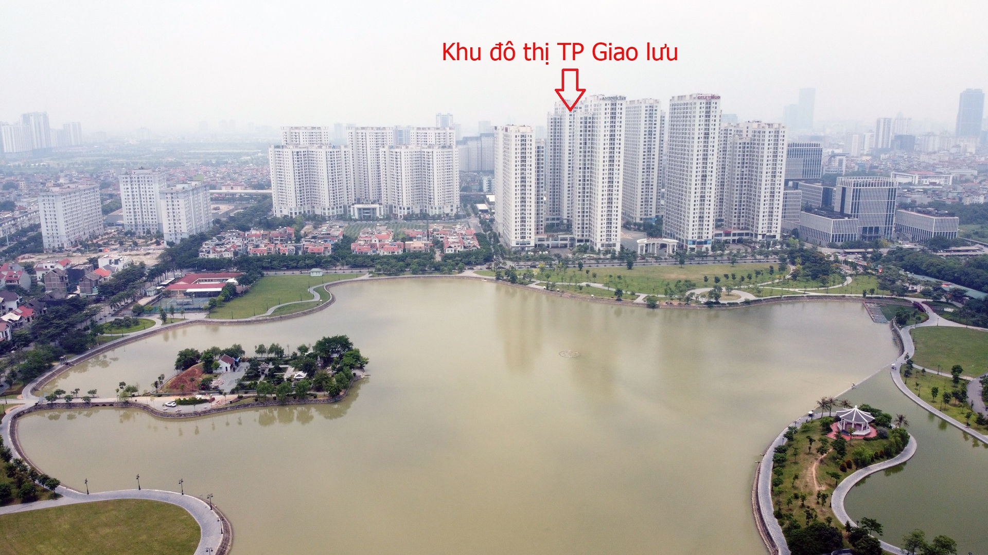 Tọa lạc trên đường Phạm Văn Đồng, KĐT TP Giao lưu sẽ có thêm lợi thế khi rất gần với qui hoạch trục Hồ Tây - Ba Vì. 