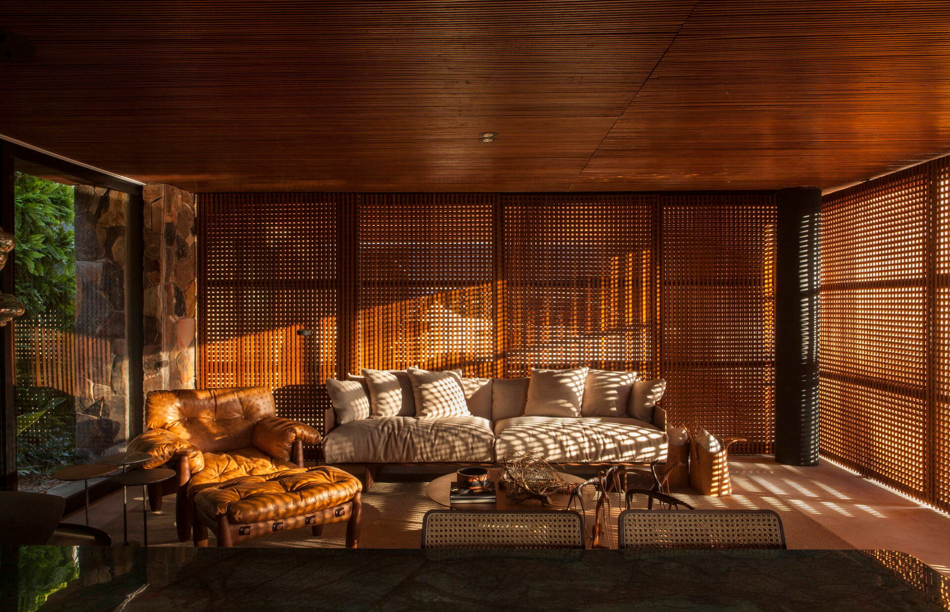 Phòng khách được bố trí bộ sofa văng màu be trung tính, hài hoà với không gian phòng khách. 