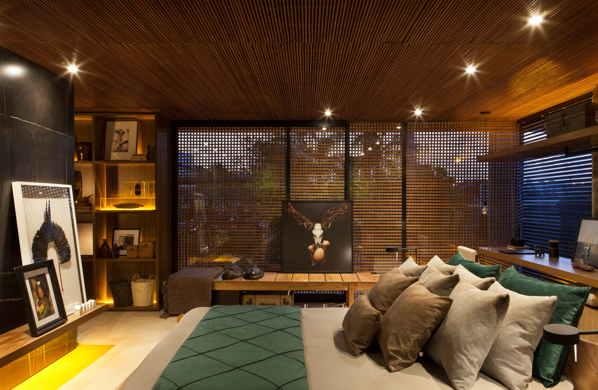 Phòng ngủ có diện tích không quá lớn với đồ nội thất chủ đạo là gỗ nâu tạo cảm giác ấm cúng . 
