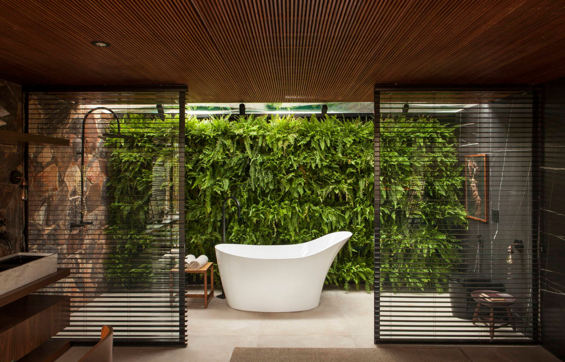 Phòng tắm lộ thiên được tạo điểm nhấn bằng tường cây xanh mướt giúp cho gia chủ có không gian thư giãn trọn vẹn. 