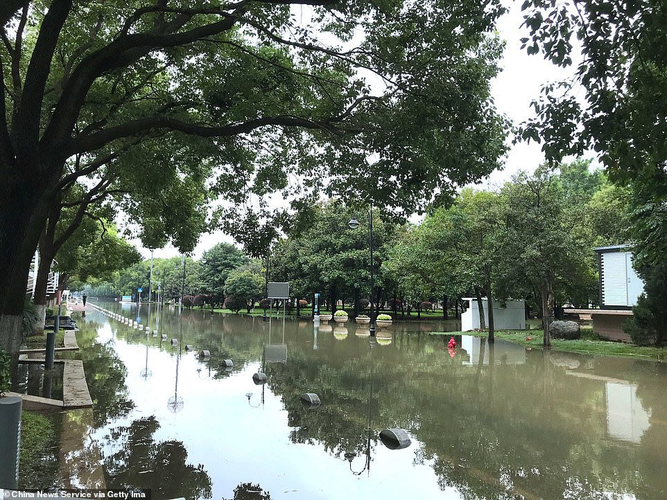 Chùm ảnh lũ lụt kinh hoàng ở Vũ Hán, xe hơi nổi lềnh bềnh trên đường phố 