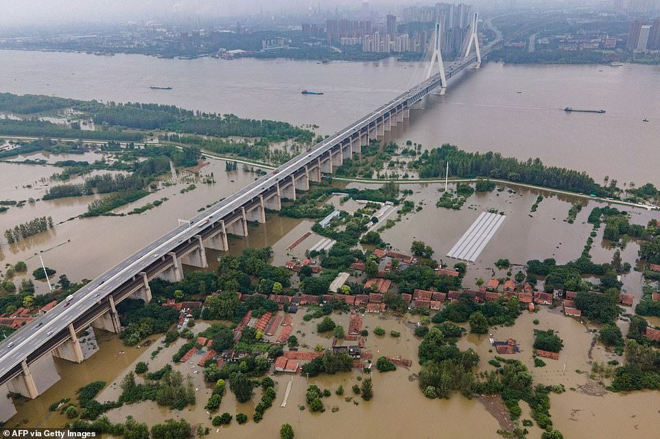 Mực nước ở sông Dương Tử tăng lên khiến nhiều khu vực xung quanh ngập lụt.