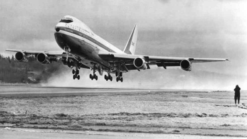   Chuyến bay đầu tiên của Boeing 747 được thực hiện vào ngày 9/2/1969.  