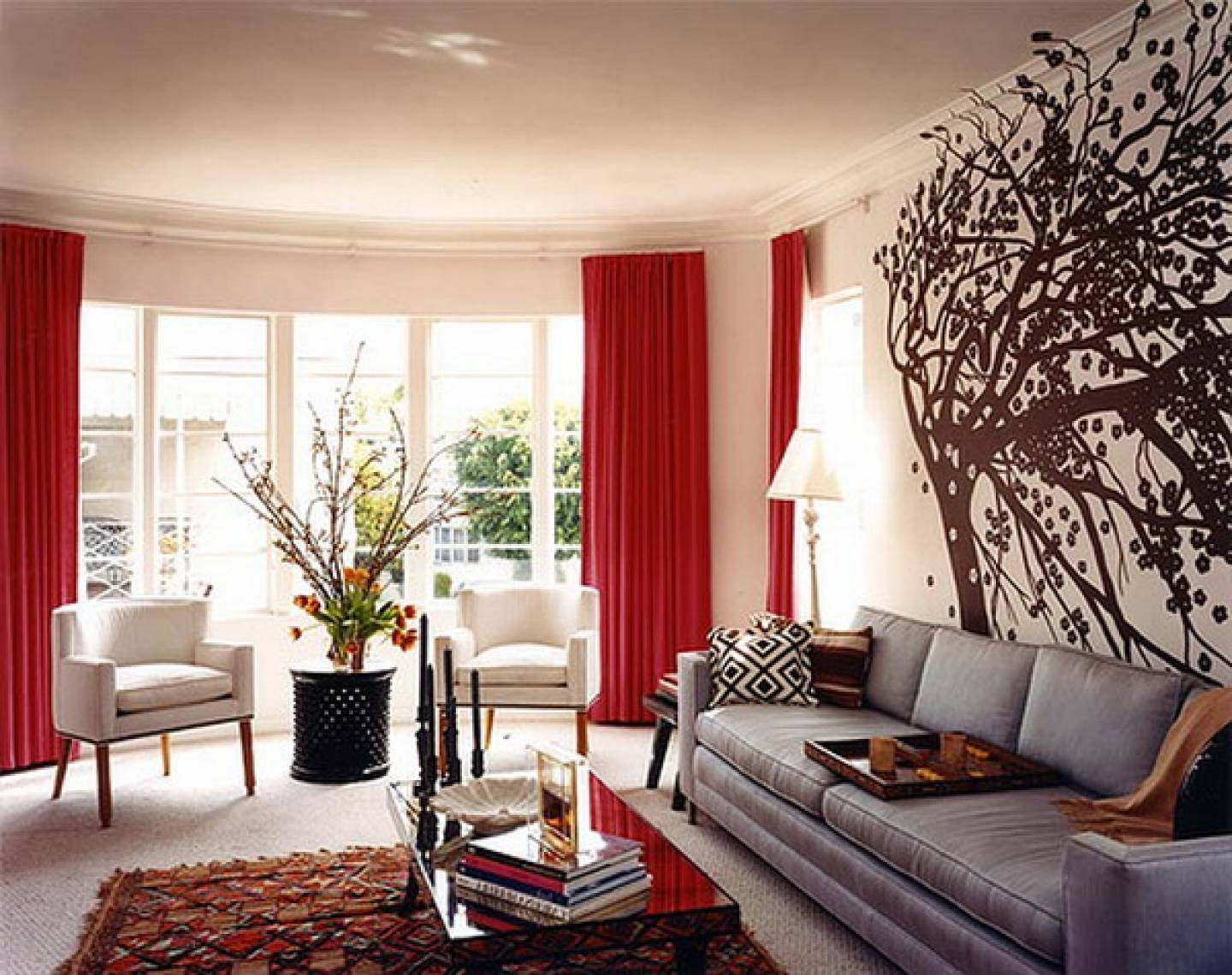  Rèm cửa màu đỏ giúp không gian nhà trở nên rực rỡ và quyến rũ hơn.