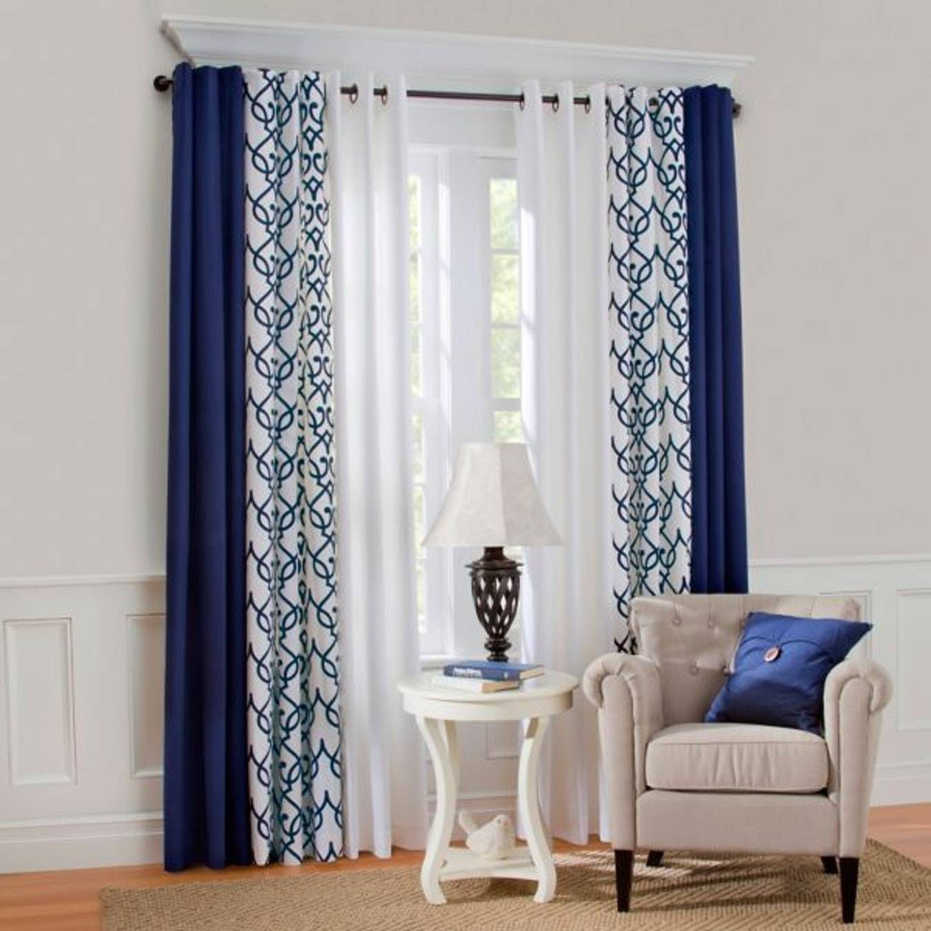  Màu xanh biển đậm thường được kết hợp với rèm lót màu trắng hoặc họa tiết xen kẽ giúp phòng sáng hơn.