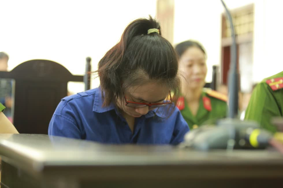 Bị cáo Lại Thị Kiều Trang gục mặt tại phiên tòa sáng nay. Ảnh: Công Lý