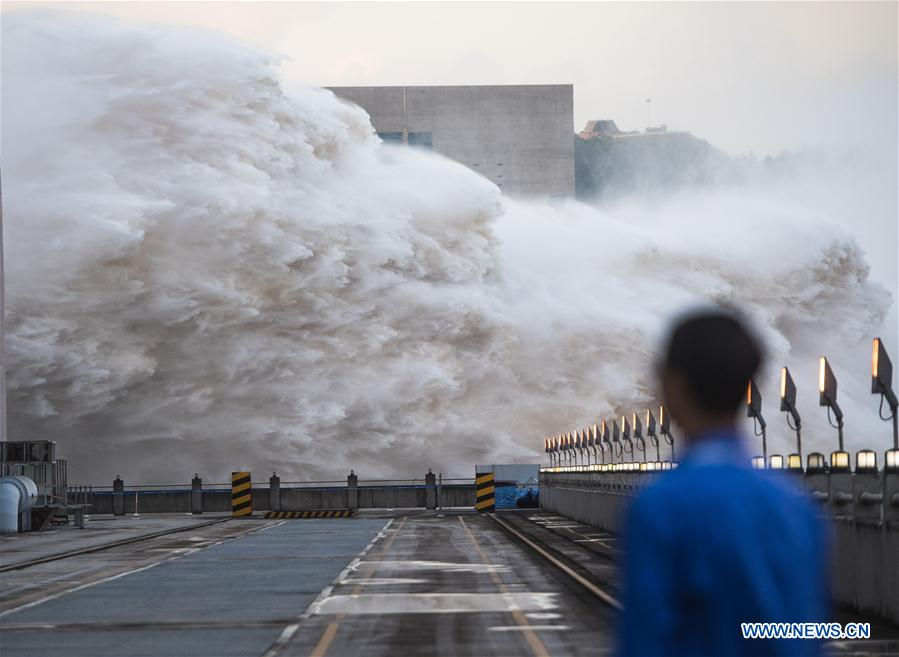Ảnh chụp vào ngày 19/7 cho thấy nước lũ đang được xả ra từ đập Tam Hiệp ở tỉnh Hồ Bắc của Trung Quốc. Trận lũ thứ 2 của sông Dương Tử trong năm nay. 