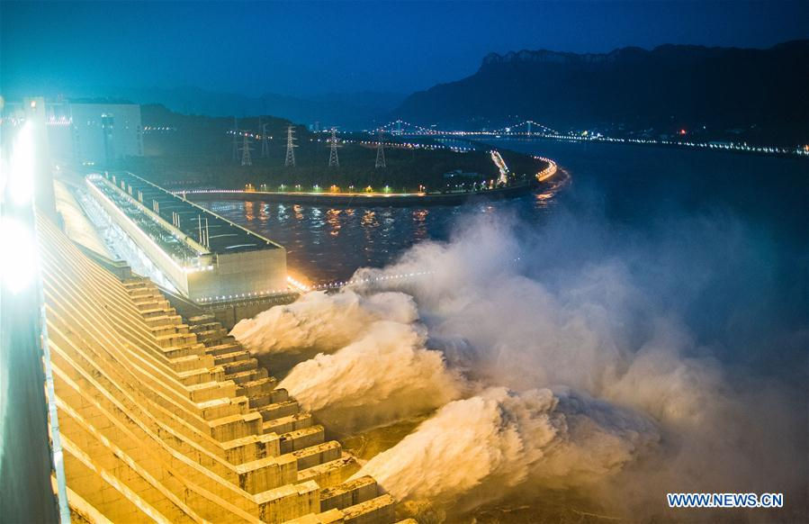   Kể từ đầu tháng 6, mực nước hơn 400 con sông ở Trung Quốc đã vượt mức báo động, thậm chí mực nước ở 33 sông vượt kỷ lục trong trận lụt lịch sử năm 1998. Đập Tam Hiệp đầu tháng này đã phải mở cửa xả lũ đầu tiên trong năm nay. Trong khi giới chức Trung Quốc nói đập đã mở 3 cửa xả lũ.  