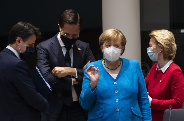 Thủ tướng Đức Angela Merkel (giữa) và một số lãnh đạo EU khác. Ảnh: AP.