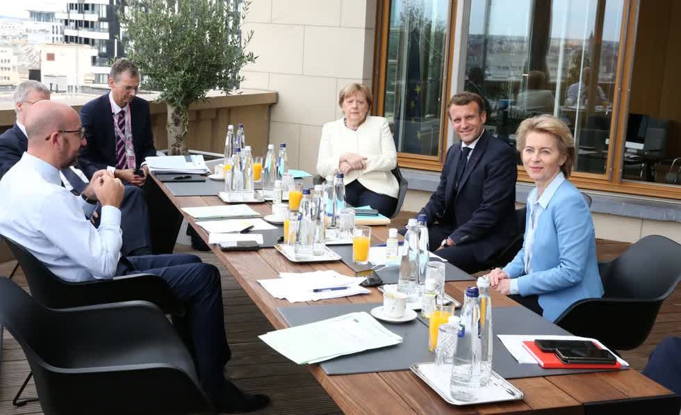     Trong ảnh: Chủ tịch Hội đồng châu Âu Charles Michel (thứ nhất, trái) trong cuộc họp với Chủ tịch Ủy ban châu Âu Ursula von der Leyen (thứ nhất, phải), Thủ tướng Đức Angela Merkel (thứ 3, phải) và Tổng thống Pháp Emmanuel Macron (thứ 2, phải) trong khuôn khổ Hội nghị thượng đỉnh EU về kế hoạch phục hồi sau COVID-19 ở Brussels, Bỉ ngày 19/7. Ảnh: Reuters. 