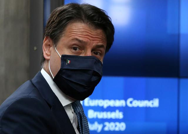 Thủ tướng Ý Giuseppe Conte đến dự hội nghị thượng đỉnh EU lần đầu tiên kể từ khi dịch COVID-19 bùng phát, tại Brussels, Bỉ ngày 19/7. Ảnh: Reuters.