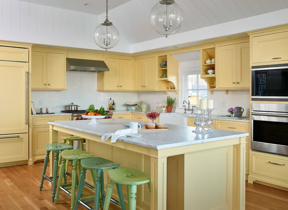   Cùng với màu vàng, những chiếc ghế bar màu xanh lá và pastel trở thành điểm nhấn tinh tế trong phòng bếp.  