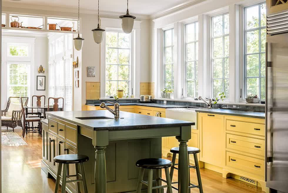   Màu xanh lá cây và màu vàng êm dịu làm tăng thêm màu sắc cho nhà bếp truyền thống đầy ánh sáng này.  