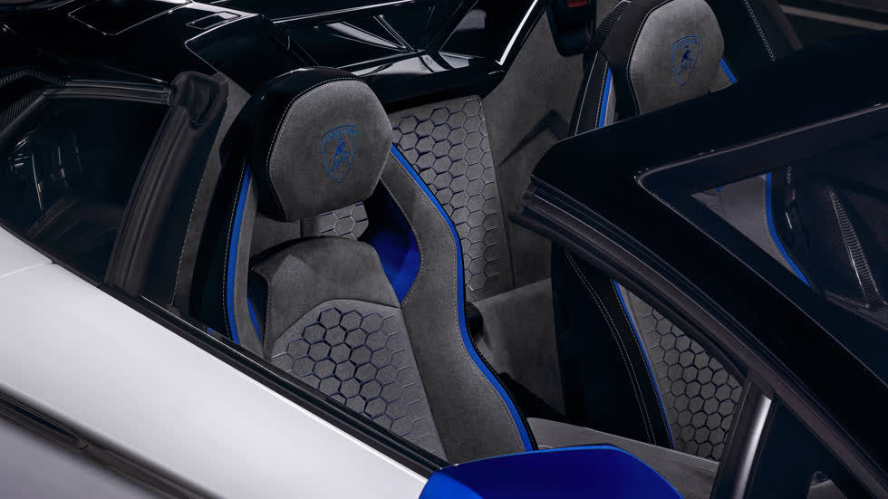   Ở bên trong, hình lục giác tiếp tục được nhấn mạnh thông qua các họa tiết trang trí trên ghế ngồi. Lamborghini cho biết mỗi chiếc Aventador SVJ Xago Edition đều được đánh số và phối màu tương phản ở cả nội và ngoại thất.  