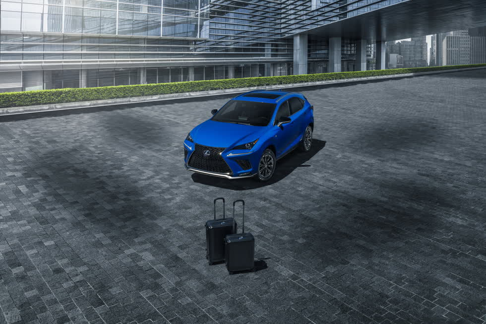 Quà tặng cho Lexus NX Hybrid F-Sport Black Line là một bộ vali du lịch sang trọng.