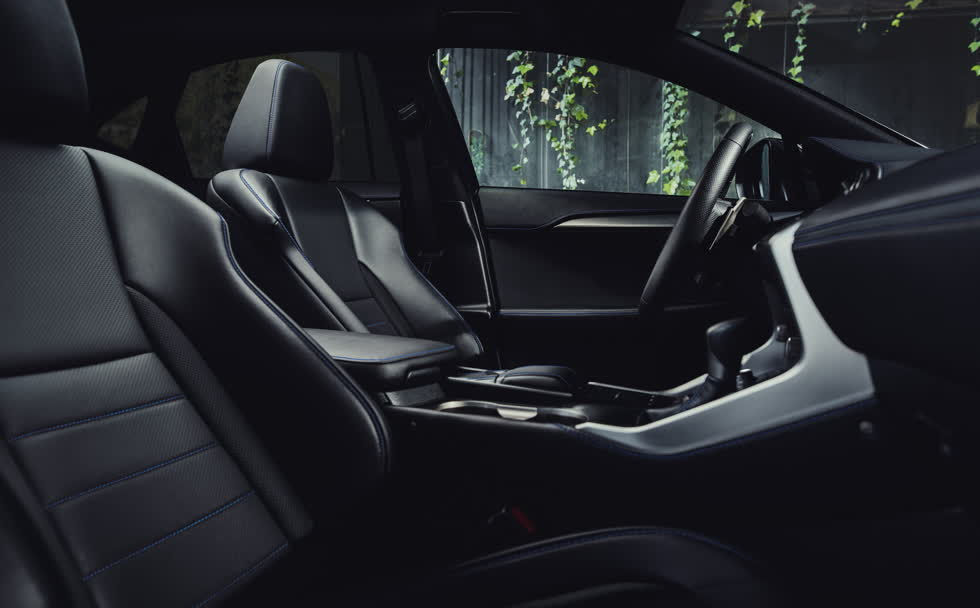  Nội thất bên trong Lexus NX Hybrid F-Sport Black Line 2021 nổi bật với các đường khâu chỉ xanh, cũng màu với body.