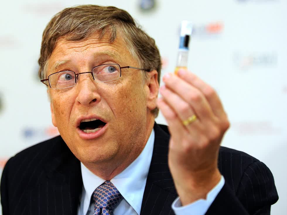 Tỷ phú Bill Gates cho rằng có thể phải cần tới hơn 7 tỷ liều vaccine mới đủ để cấp phát trên toàn thế giới. .Ảnh: Reuters.