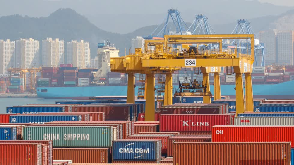 Các container tại cảnh Busan, Hàn Quốc được chụp vào ngày 10/6. Nền kinh tế định hướng xuất khẩu của Hàn Quốc đã bị kéo vào suy thoái bởi đại dịch COVID-19. Ảnh: Nikkei.