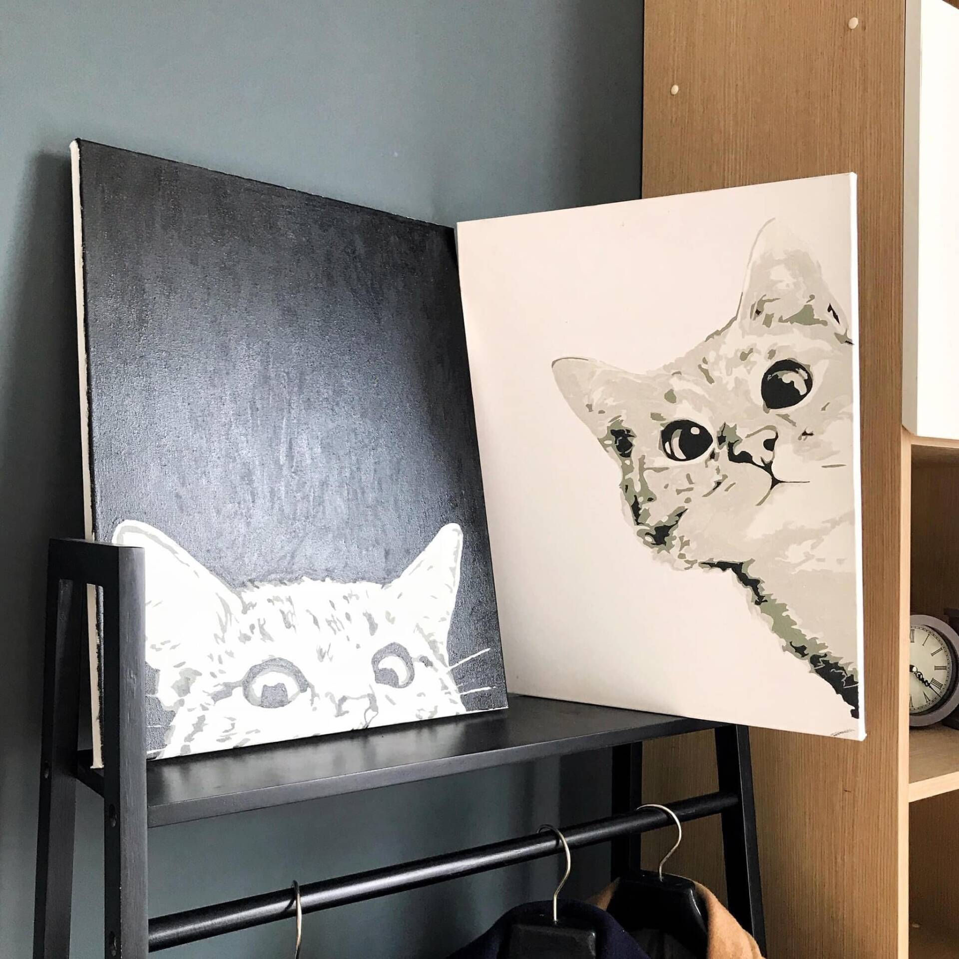 Những bức tranh vẽ mèo đặt tại phòng của gia chủ 