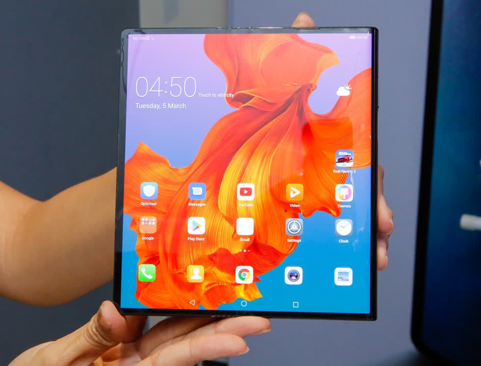   Huawei Mate X từng là đối thủ của Galaxy Fold, tuy nhiên cũng đã im lặng sau thời gian ra mắt.  