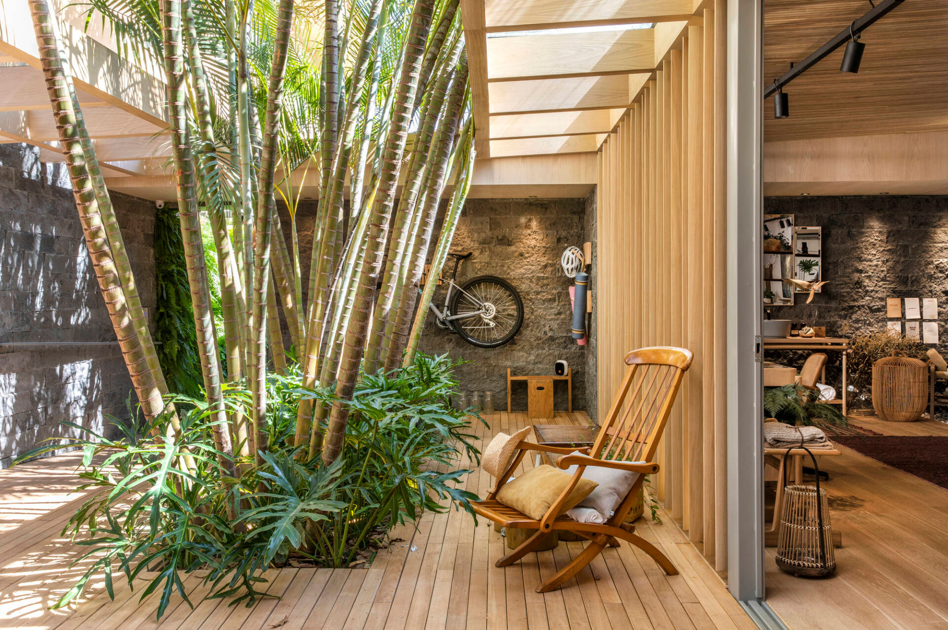 Forest House là một ngôi nhà có vật liệu chủ đạo là gỗ, đá tự nhiên cùng hệ thống cây xanh tươi tốt được trồng ngay trong nhà. 