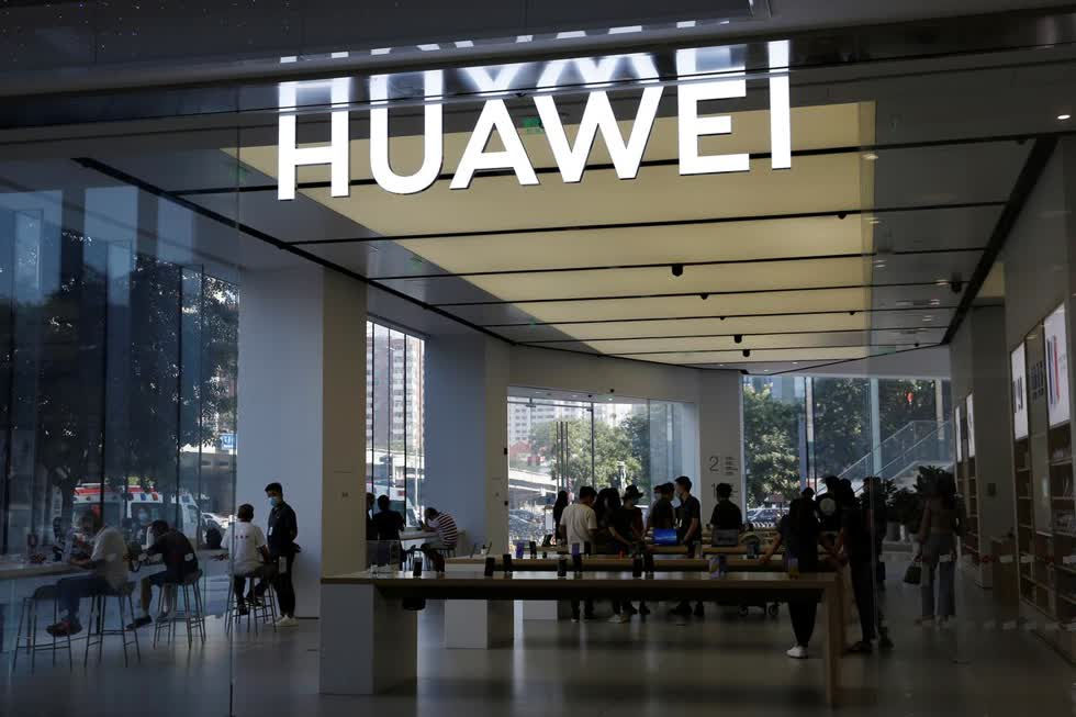 Bên trong một cửa hàng Huawei tại một trung tâm mua sắm ở Bắc Kinh, Trung Quốc ngày 14/7: Ảnh: Reuters.