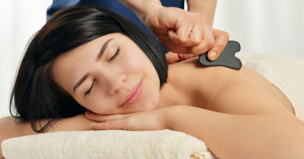 Massage Gua Sha là phương pháp vừa giảm đau, vừa có tác dụng tốt cho sức khỏe người sử dụng. Ảnh: Gettyimages. 