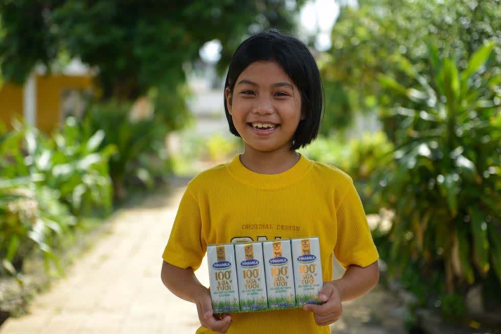 Còn cô bé hay cười Bùi Thị Hồng Trang thì phấn khởi bày tỏ, lớn lên em muốn làm diễn viên điện ảnh. Em rất vui vì được chương trình tặng sữa, em thích uống sữa vì sữa vừa thơm ngon vừa tốt cho sức khỏe. 