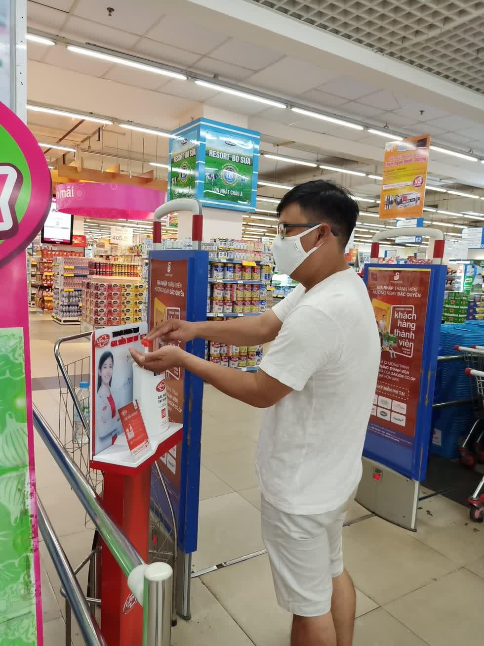 Khách hàng rửa tay diệt khuẩn trước khi vào mua sắm tại siêu thị Co.opmart Đà Nẵng